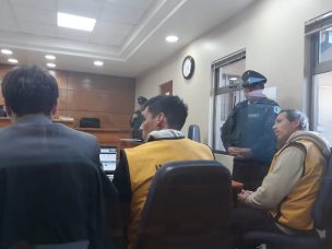 Detienen a futbolista en Pucón tras dejar encerrado a su hijo en un auto y golpear a Carabineros