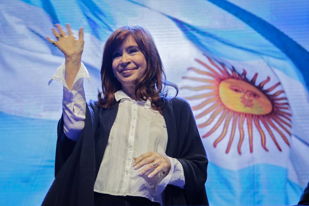 Cristina Kirchner dice que gobierno de Macri debe “ponerle punto final al endeudamiento” de los argentinos