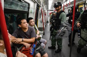 Manifestantes de Hong Kong se dirigen al aeropuerto mientras la ciudad se recupera