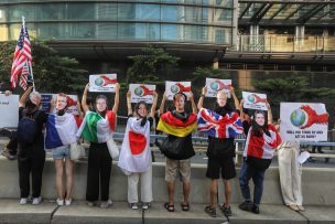 Hong Kong: Manifestantes piden frente al consulado de EEUU presión sobre China