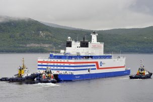 La primera central nuclear flotante, desarrollada por Rusia, llega a su puerto