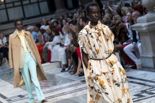 Victoria Beckham lleva su último desfile al ministerio de Relaciones Exteriores en Londres