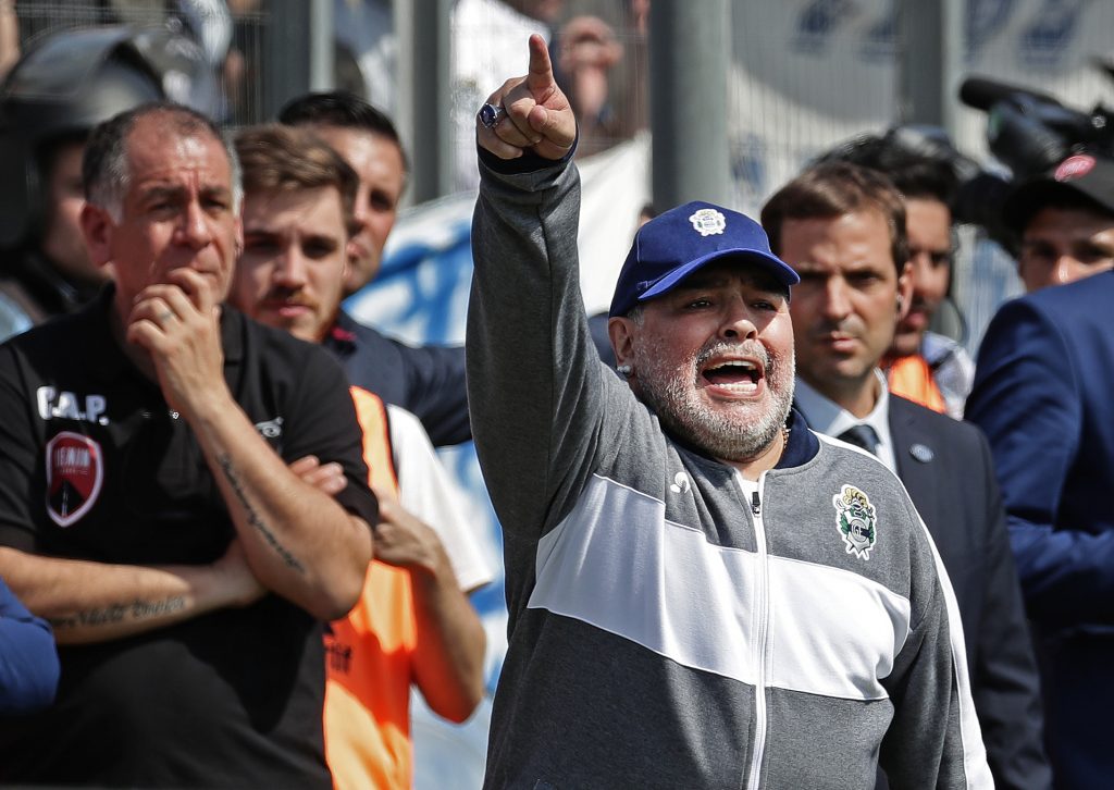 “Me duele el alma”, dice Maradona ante derrota de Gimnasia en su debut como DT