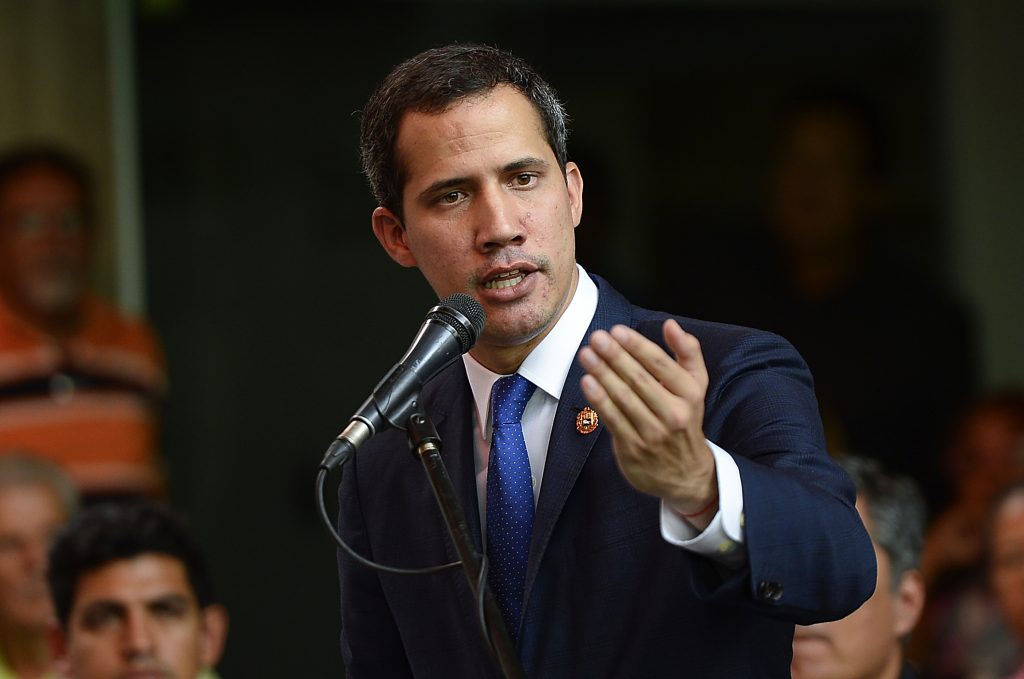 Guaidó tacha de “montaje” nuevas fotos que lo vinculan con paramilitares colombianos