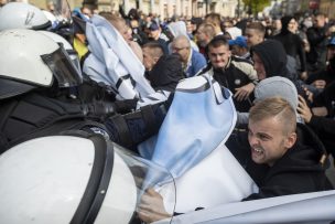 Manifestantes de extrema derecha agitan la Gay Pride en Polonia