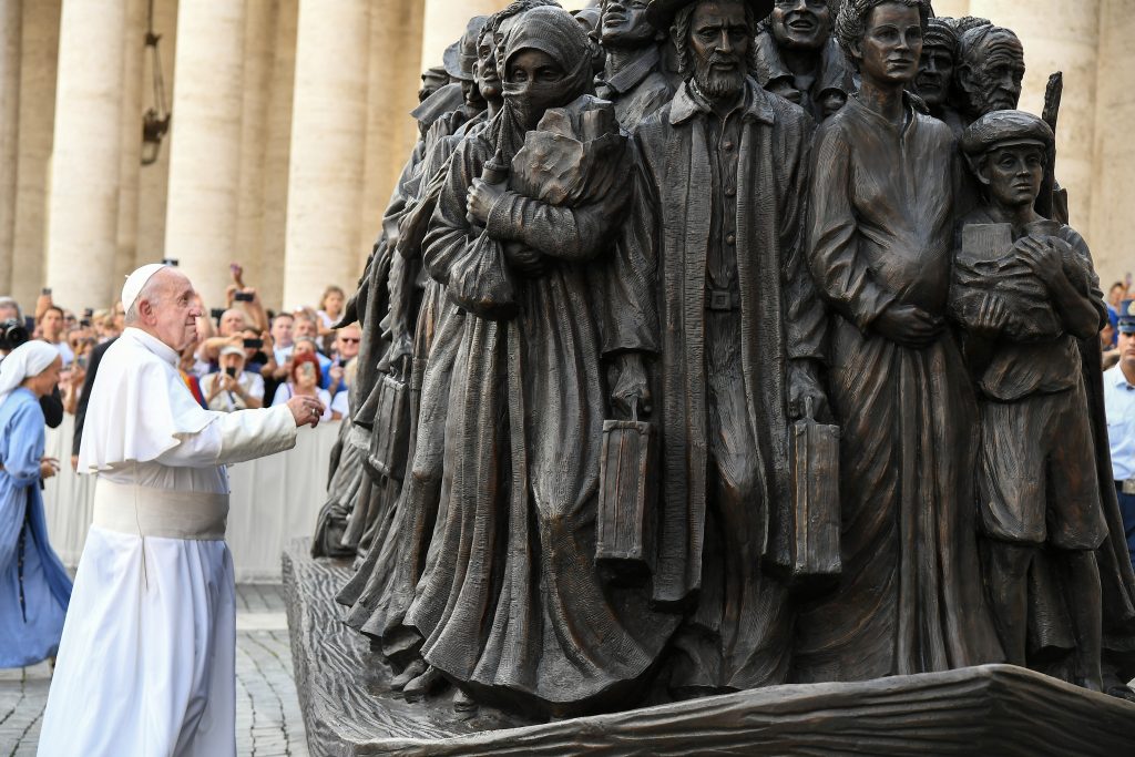 Jornada Internacional del Migrante: Papa inaugura escultura y pide “atención particular a los extranjeros”