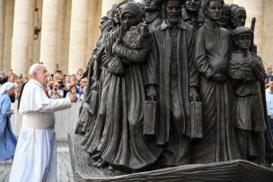 Jornada Internacional del Migrante: Papa inaugura escultura y pide 