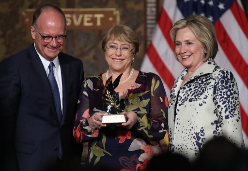 Bachelet recibió premio Hillary Clinton y la reconocen por ser “una voz poderosa por los derechos de las mujeres”