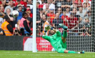 Claudio Bravo será titular en duelo del Manchester City por la defensa del título de la Copa de la Liga