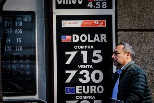 El dólar rompió la tendencia a la baja y volvió a la línea de los 715 pesos