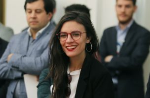 Camila Vallejo impugna advertencias de Marcel por rebaja de la jornada laboral