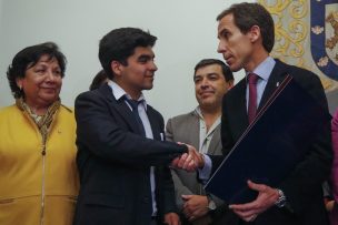 Alcalde y alumnos firman acuerdo para la modernización del Instituto Nacional