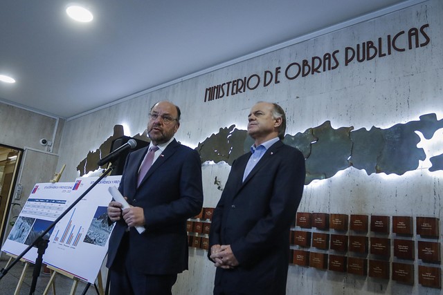 Ministros Moreno y Walker presentan informe de disponibilidad hídrica: efectos se sienten en el ganado y la apicultura