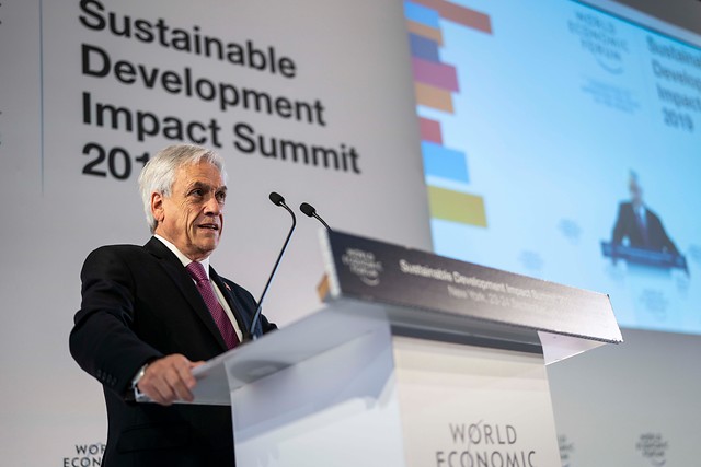 Presidente Piñera recibe premio por el cuidado del medio ambiente, pese a cuestionamientos