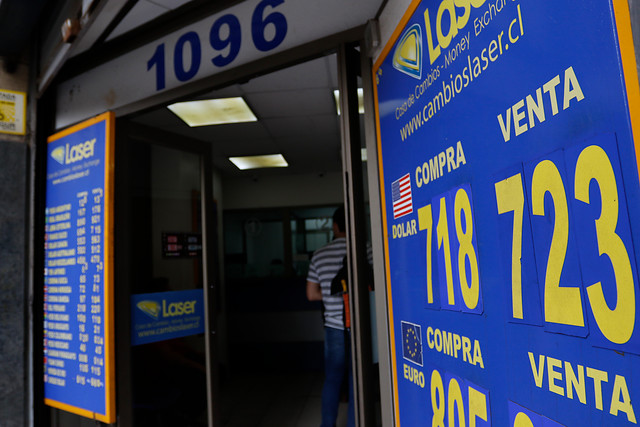 El dólar operó al alza impulsado por el desplome de los “commodities”