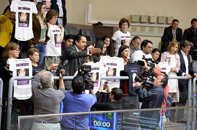 Senado aprobó en general “Ley Gabriela” que extiende femicidio al pololeo