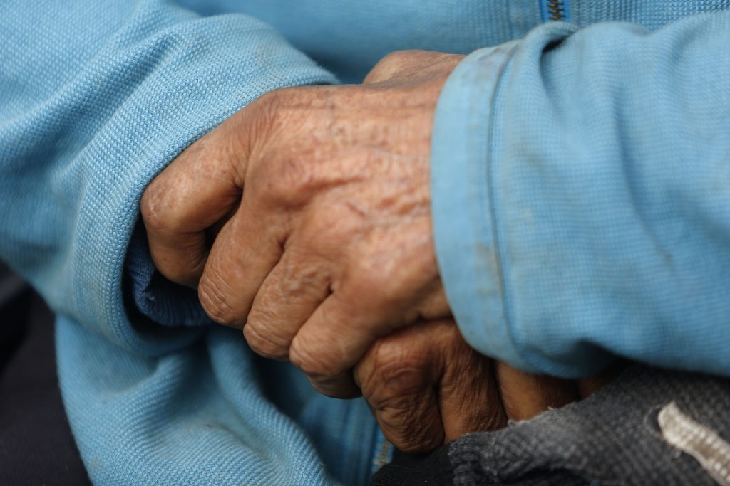 Macabro: Ladrones balean en las piernas a pareja de ancianos en Viña del Mar