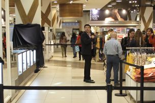 Banda intimida con pistolas y rompe vitrinas para robar relojes en Mall de Maipú