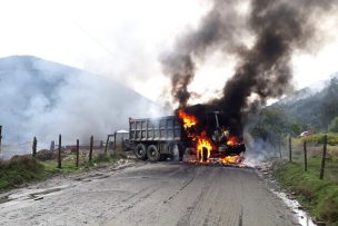 Encapuchados queman camiones y máquinas en planta de áridos en Trongol