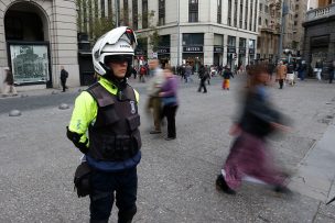 Municipalidad de Santiago está multando a personas que compren a ambulantes