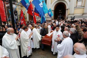 Más de un centenar de personas despidieron los restos de José Aldunate S.J.