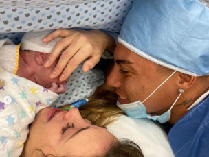 FOTO | Eduardo Vargas y Daniela Colett presentan a su hija recién nacida