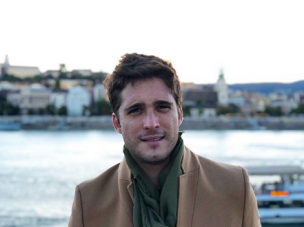 Usuarios trolean a Diego Boneta por comerse un cangrejo vivo y demostrar qué tan 