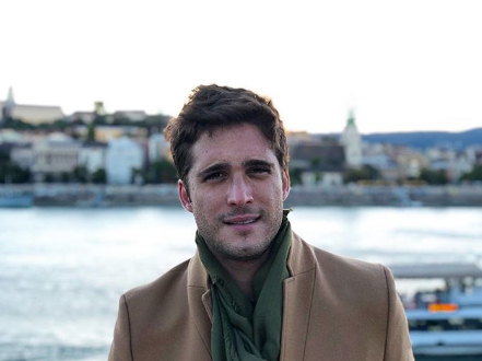 Usuarios trolean a Diego Boneta por comerse un cangrejo vivo y demostrar qué tan “chileno” podría ser