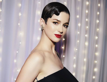 Brillante “look” de Mariana di Girólamo acaparó todas las miradas en la avant premiere de “Ema”