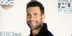 ¡Irreconocible! Adam Levine sorprende con un llamativo 