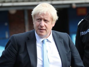 Boris Johnson asciende a ministro al encargado de negociar el Brexit