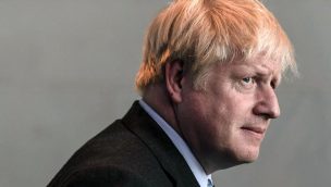 Primer ministro británico, Boris Johnson, continúa en la UCI en condición “estable”