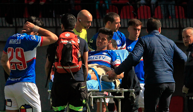 “Gato” Silva fue sacado en ambulancia al sufrir una fractura de tibia y peroné