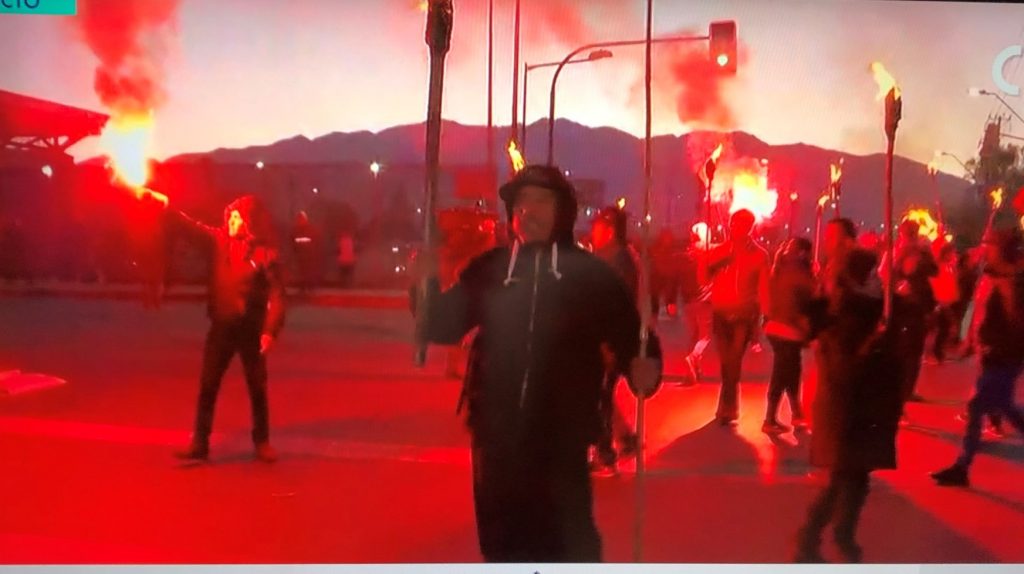 Manifestantes de movimiento “Vida Digna” cortan tránsito en distintos puntos de Santiago