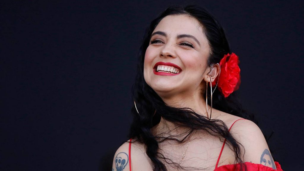 VIDEO | Mon Laferte se unió al llamado de los cacerolazos y protestó frente a la embajada de Chile en México