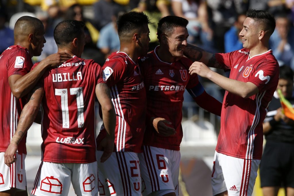 Freestyler improvisa a los jugadores de la U en pleno vuelo