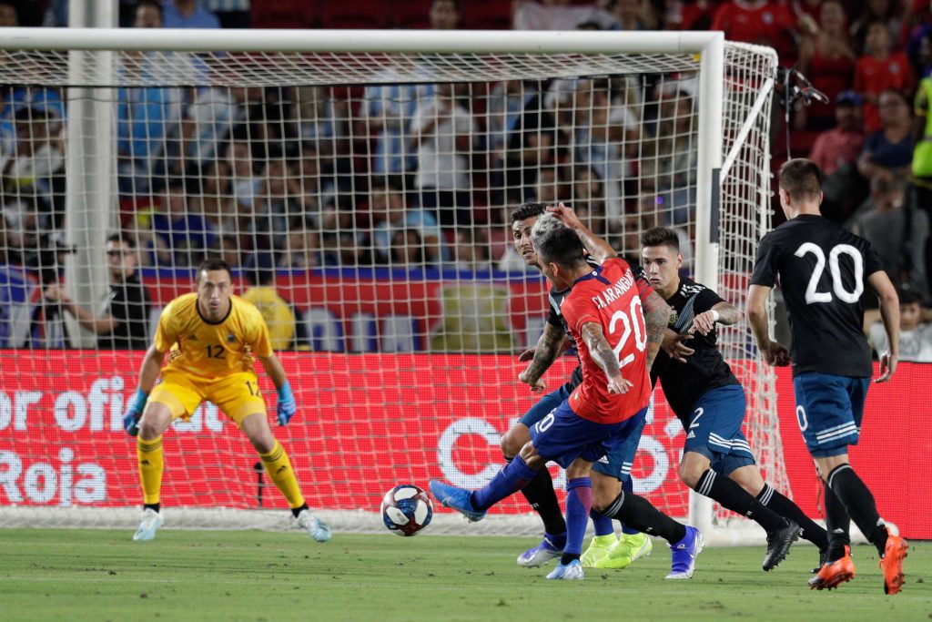 Así titulo la prensa argentina el empate de la Roja con la Albiceleste: “Un Scaloni delante”