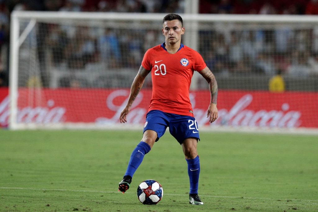 Charles Aránguiz y el tema Bravo: “Es difícil mirarlo como antes, lo respetamos, pero el capitán es Gary”