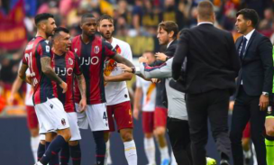 Gary Medel no aguantó la celebración de la Roma y encaró a medio equipo tras derrota del Bologna