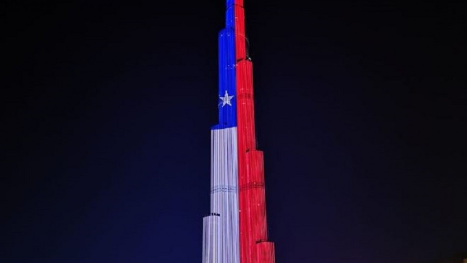 Edificio más alto del mundo en Dubái se iluminó con la bandera chilena y no fue el único homenaje internacional
