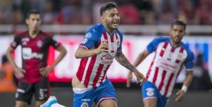 Jugador mexicano mostró más de la cuenta mientras celebraba un gol de Chivas de Guadalajara