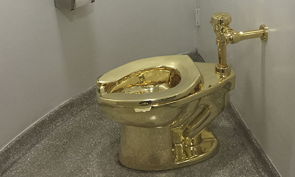 Ladrones roban inodoro de oro de 18 quilates de exposición de arte