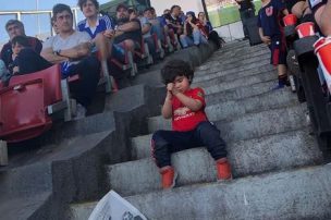 La fotografía de hijo de Johnny Herrera que se volvió viral tras la derrota de la U ante Palestino