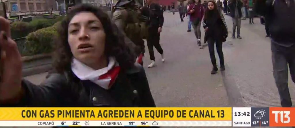 Agreden con gas pimienta a equipo de prensa de Canal 13 durante marcha no autorizada