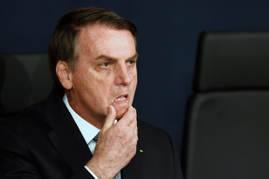 “Crimen ambiental”: Bolsonaro solicitó investigar manchas de petróleo en playas de Brasil