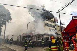 Manifestantes atacan televisora y periódico en Quito