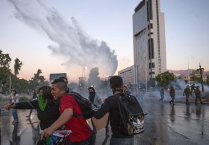 Manifestaciones en todo Chile este sábado: Frente a La Moneda actuó carro lanzaaguas