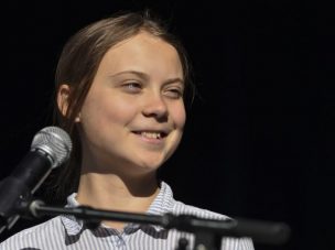 Muñeco con el rostro de  Greta Thunberg fue colgado desde un puente en Roma