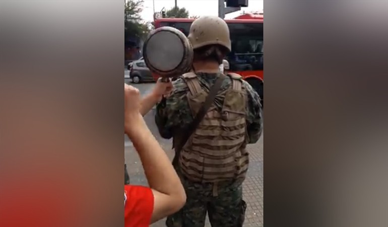 Joven realiza “cacerolazo” en el oído de un militar en Santiago: registro se volvió viral