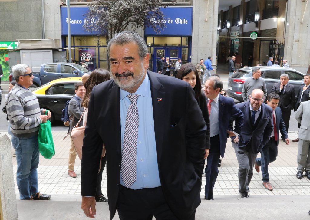 “La violencia nunca va a ser el camino”: Andrónico Luksic abordó protestas en Santiago desde China